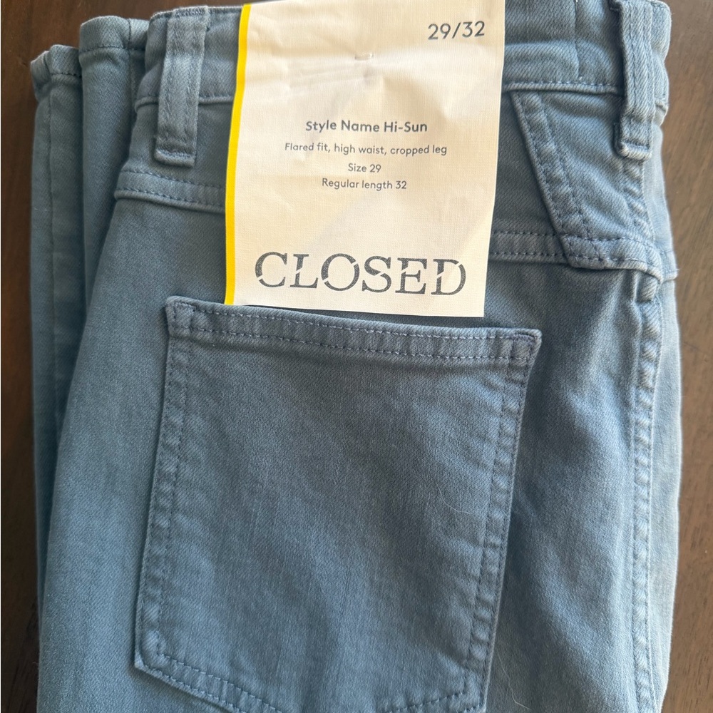 Closed Hi-Sun Flared Fit, High Waist, Cropped Leg Jeans Sz28/29/32